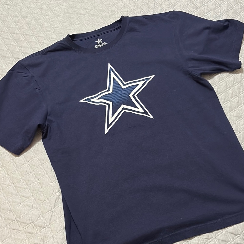 Size Large Dallas Cowboys Graphic T-Shirt